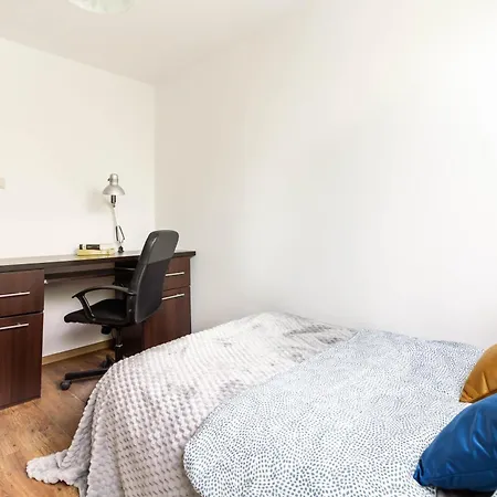 - Ul Mlodych Technikow 아파트